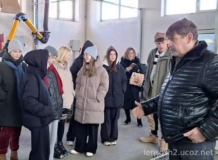 Ученики 9а класса на встрече с сотрудниками ООО ХСЛ рассматривают продукцию предприятия