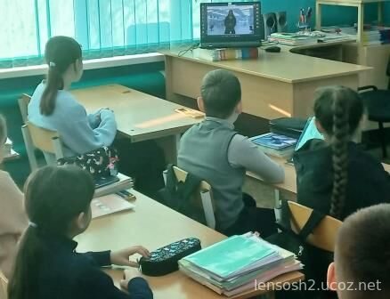 Учащиеся просматривают видеоматериалы в рамках проведения классного часа "Разговоры о важном"