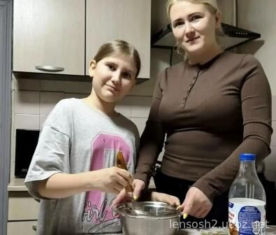 Настя и ее мама на кухне готовят