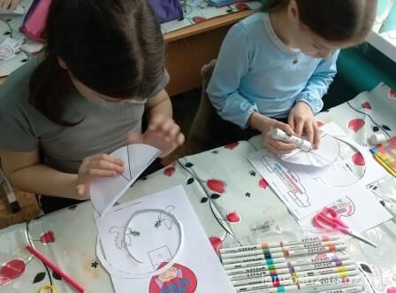 Ученицы начальной школы делают поделки, отражающие красоту и величие Крыма