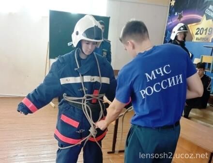 Ученица 9 класса и студент техникума примеряют форму пожарного