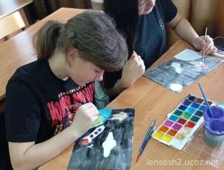 Ученица 7 класса за рисунком на космическую тему