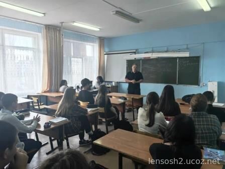 Инспектор ОВД ОПДН Михайлов С.В. проводит беседу с учащимися 8а класса 