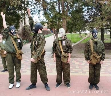 Выполнение упражнений учащимися в противогазах