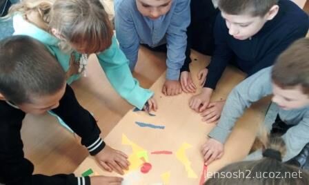Ребята начальной школы создают праздничную открытку