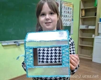 девочка сделала кормушку для птиц